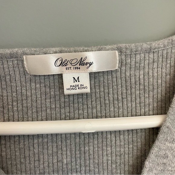 3/$30 | Old Navy Y2K Vintage Gray Fitted V Neck Tank - Picture 4 of 8